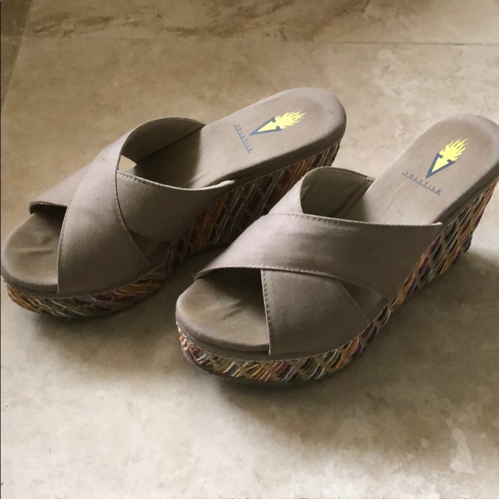 Volatile wedges with colorful stitching